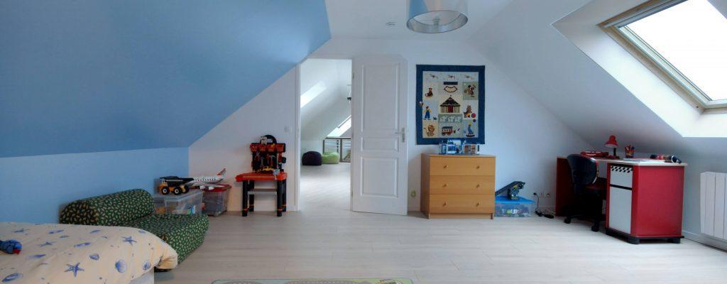 Chambre aménagée dans une maison type "boomerang"