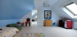 Chambre aménagée dans une maison type « boomerang »