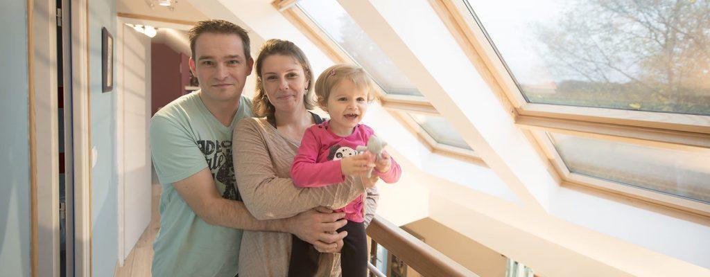 Famille heureuse dans leurs combles aménagés
