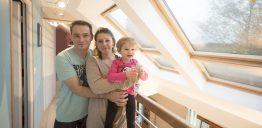 Famille heureuse dans leurs combles aménagés