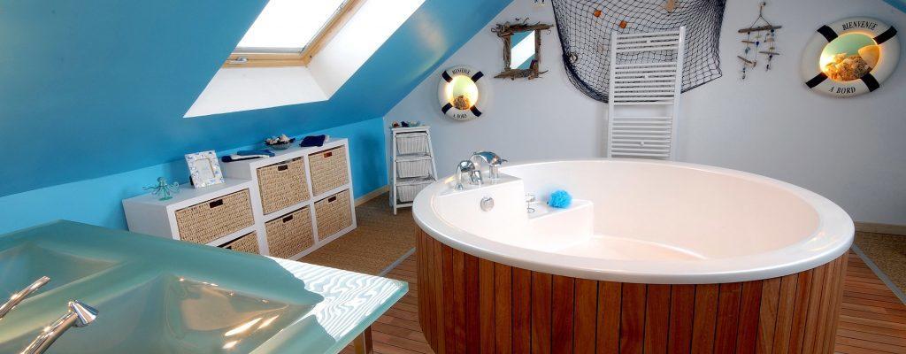 Une salle de bain sous combles ou un spa à l'étage ? C'est possible avec la Poutrespace.