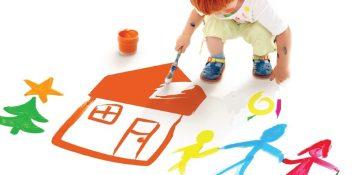 Enfant peignant une maison en orange