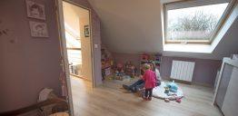 Une chambre d’enfants dans des combles aménagés