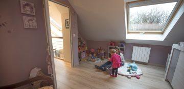 Une chambre d'enfants dans des combles aménagés