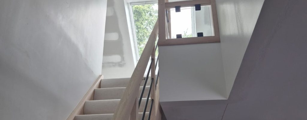 Vus d'un escalier vers le comble