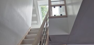 Vus d'un escalier vers le comble