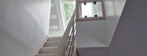 Vus d'un escalier vers le comble